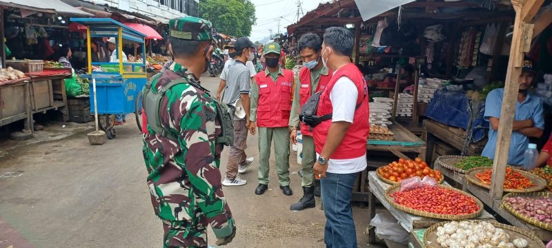 Babinsa Koramil 410-05/TKT Terapkan Prokes di Pasar Gintung
