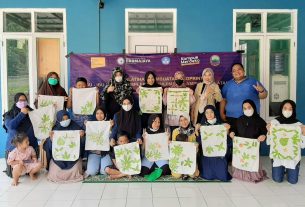 Tiga Dosen Kampus The Best ini Ajari Ibu-ibu Perumahan BCL Handcraft Ecoprint