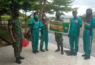 Tingkatkan Kesadaran Siswa/Siswi Terapkan Prokes, Babinsa Koramil Nguntoronadi Berbagi Masker Dan Beri Himbauan