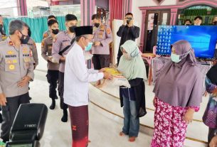Tinjau Vaksinasi Serentak Indonesia di Tulang Bawang, Wakapolda Lampung Bagikan Paket Sembako