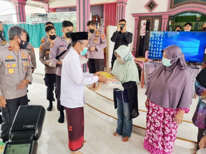 Tinjau Vaksinasi Serentak Indonesia di Tulang Bawang, Wakapolda Lampung Bagikan Paket Sembako