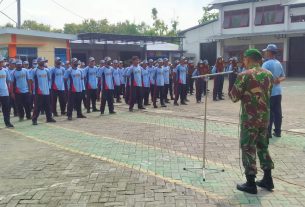 Tumbuhkan Nasionalisme, Jajaran TNI Beri Pelatihan Baris Berbaris Bagi Siswa SMKN 1 Baureno