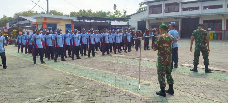 Tumbuhkan Nasionalisme, Jajaran TNI Beri Pelatihan Baris Berbaris Bagi Siswa SMKN 1 Baureno