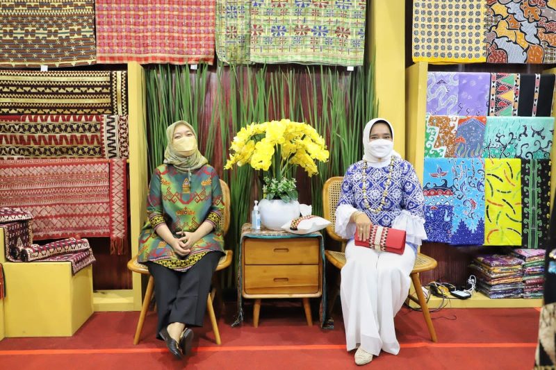 Wagub Chusnunia Chalim dan Ketua Dekranasda Ibu Riana Sari Arinal Ikuti Pembukaan Inacraft ke-22 di Jakarta yang Dibuka oleh Presiden Joko Widodo