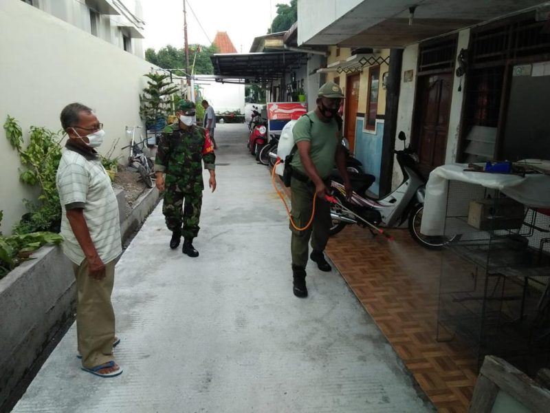 Waspada Omicron, Serda Budiono Lakukan Penyemprotan Disinfektan Di Wilayah Binaan