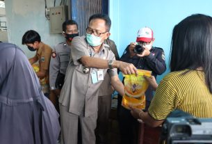 Pemkab Pesisir Barat Melakukan Operasi Pasar Minyak Goreng