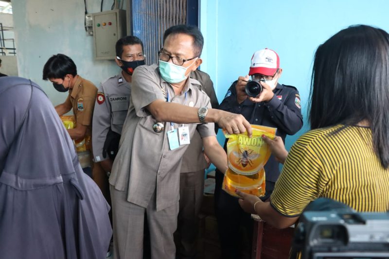 Pemkab Pesisir Barat Melakukan Operasi Pasar Minyak Goreng