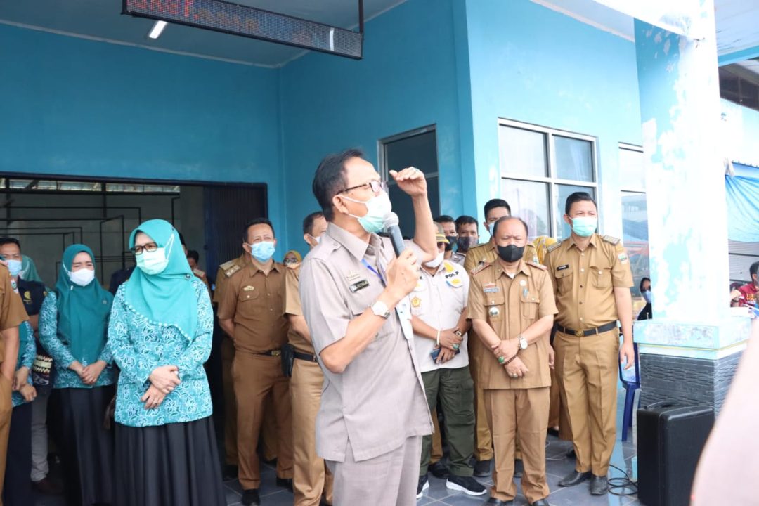 Pemkab Pesisir Barat Melakukan Operasi Pasar Minyak Goreng