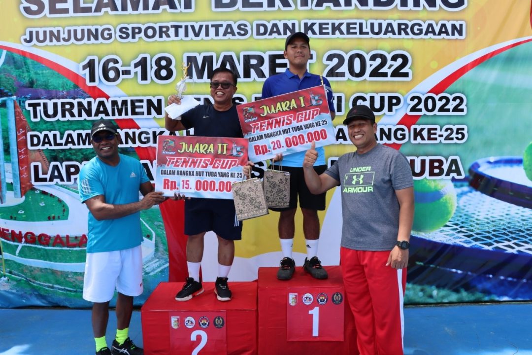 Kapolres Bersama Danlanud Serahkan Trofi dan Uang Pembinaan Untuk Juara Turnamen Tenis Bupati Cup 2022