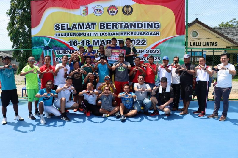 Kapolres Bersama Danlanud Serahkan Trofi dan Uang Pembinaan Untuk Juara Turnamen Tenis Bupati Cup 2022