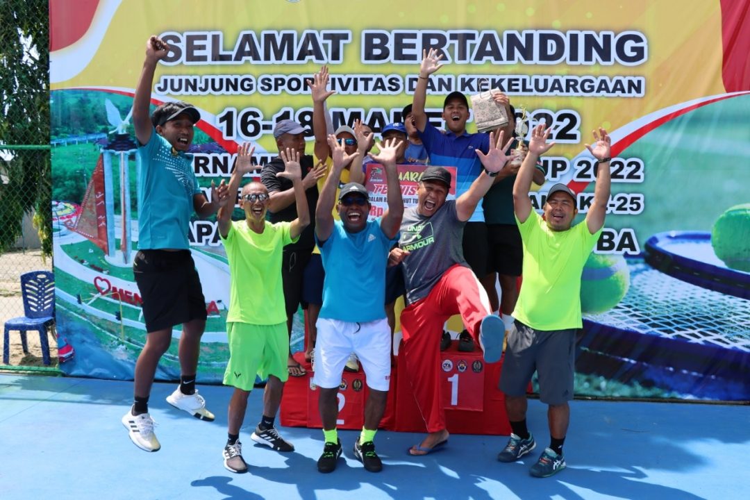 Kapolres Bersama Danlanud Serahkan Trofi dan Uang Pembinaan Untuk Juara Turnamen Tenis Bupati Cup 2022