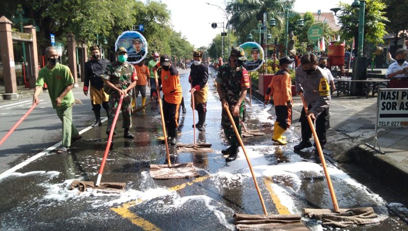 Wujudkan Lingkungan Bersih Dan Bebas Corona, Babinsa Keprabon Laksanakan Kerja Bakti