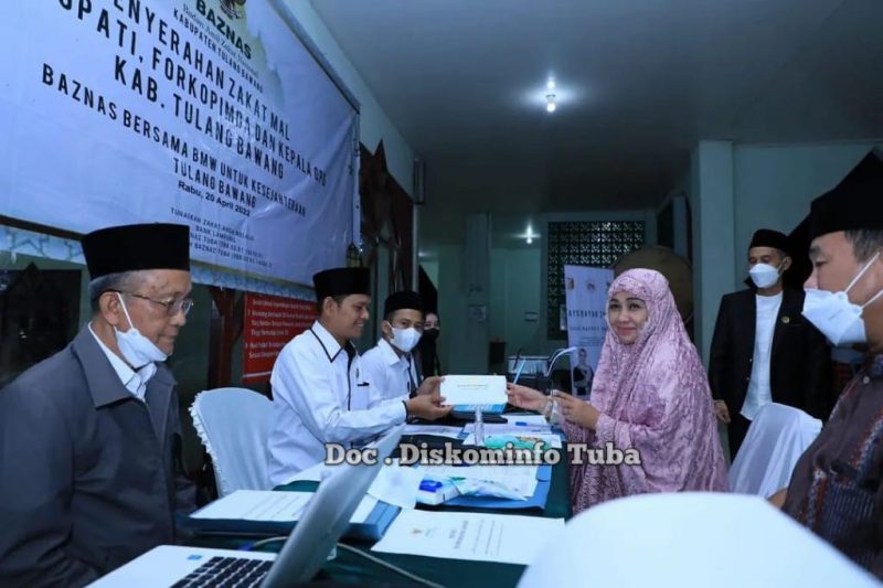 Saat Hadiri Nuzulul Qur'an di Islamic Center Menggala, Bupati Winarti Gelontorkan Bantuan 300 Juta Rupiah
