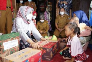 2 Waga Lampung Selatan Dapatkan Bantuan Dari Ketua TP PKK