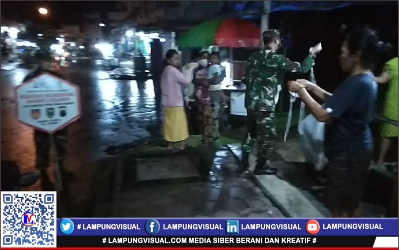 Aktivitas Masyarakat Meningkat Babinsa Tegur Warga Tak Bermasker