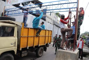 Anggota Koramil 410-05/TKP dan Warga Laksanakan Gotongroyong Dirikan Gapura Kampung Pancasila