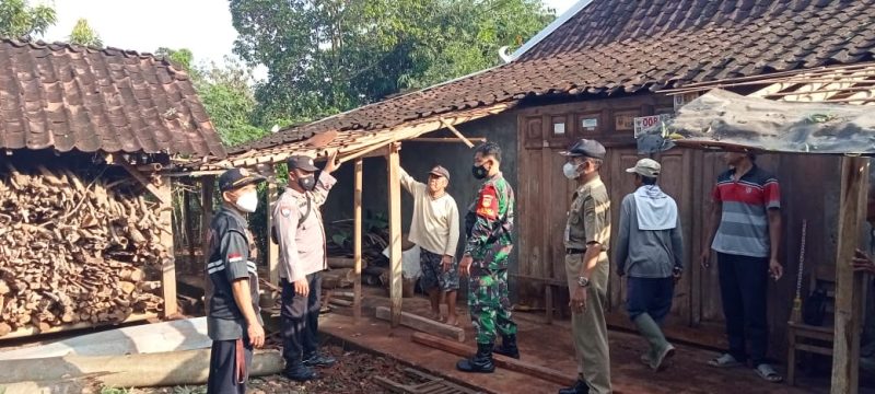 Angin Puting Beliung Terjang Rumah Warga TNI Polri Sigap Tanggap Bencana