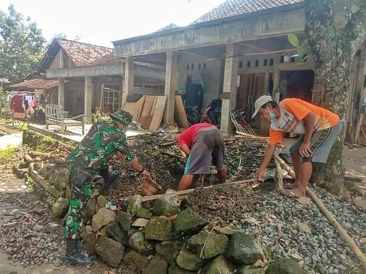 Antisipasi Banjir Babinsa Dan Warga Bersihkan Gorong-Gorong