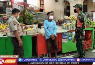 Antisipasi Penyebaran Covid-19 Jelang Lebaran, Sertu Kurniawan Bersama Security Gencar Berikan Himbauan Prokes