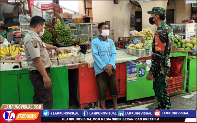 Antisipasi Penyebaran Covid-19 Jelang Lebaran, Sertu Kurniawan Bersama Security Gencar Berikan Himbauan Prokes
