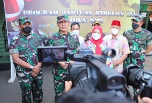 Aster Panglima TNI Meninjau Penyaluran BT-PKLWN di Kodim 0410/KBL