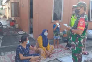 Babinsa Gencar Lakukan Pendisiplinan Prokes Dengan Membagikan Masker Gratis Kepada Warga