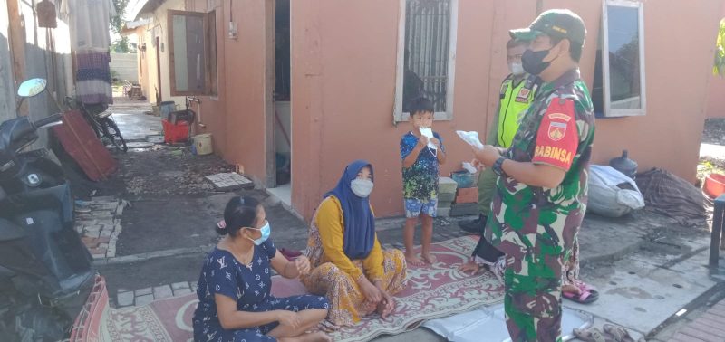 Babinsa Gencar Lakukan Pendisiplinan Prokes Dengan Membagikan Masker Gratis Kepada Warga