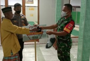 Babinsa Glonggong Pantau Penerapan Prokes Saat Sholat Tarawih