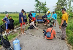 Babinsa Gotong Royong Perbaiki Jalan Rusak