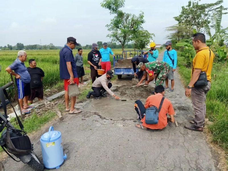 Babinsa Gotong Royong Perbaiki Jalan Rusak