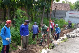 Babinsa Jetak Bantu Warga Bangun Talud