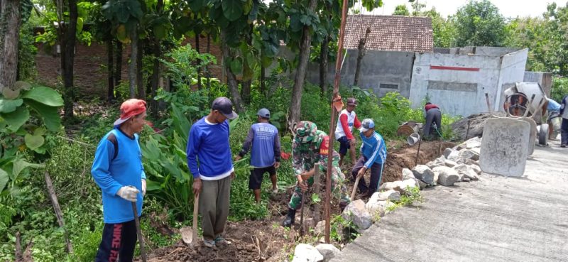 Babinsa Jetak Bantu Warga Bangun Talud