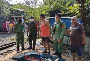Babinsa Kelurahan Jebres Bantu Evakuasi Jenazah Yang Ditemukan di Sungai Bengawan Solo