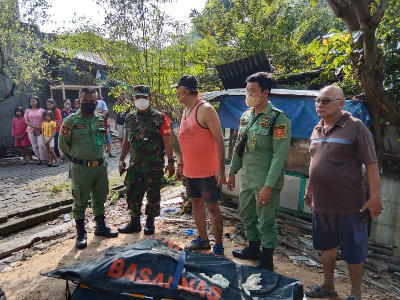 Babinsa Kelurahan Jebres Bantu Evakuasi Jenazah Yang Ditemukan di Sungai Bengawan Solo
