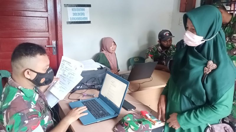 Babinsa Posramil 05/PC Salurkan BTPKLWN - TNl Dari Pemerintah Kepada Warga Terdampak Pandemi