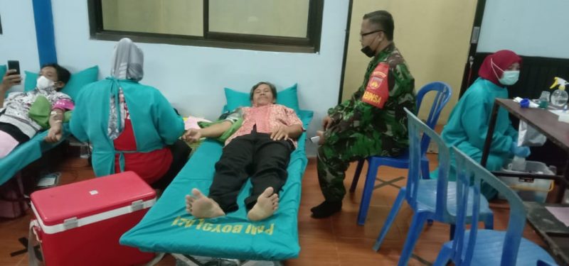 Babinsa Simo Partisipasi MTA Gelar Donor Darah