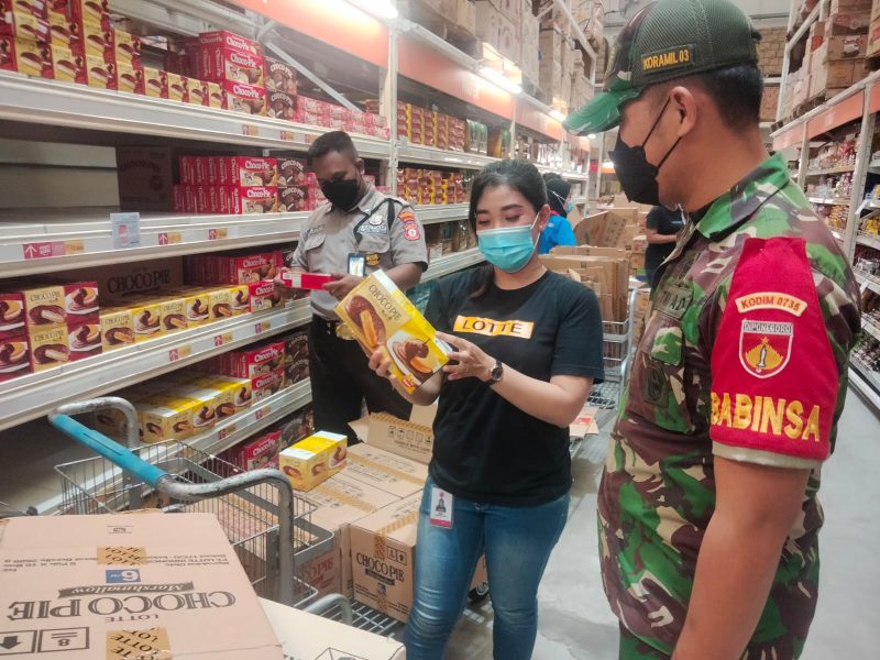 Babinsa Tipes Perketat PPKM di Grosir Lotte Mart