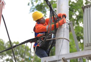 Bangun Jaringan Listrik, PLN Terangi Ribuan Hunian Sementara Korban Erupsi Semeru