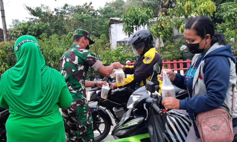 Berharap Keberkahan Di Bulan Ramadhan Koramil 20 Bagikan Takjil