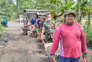 Bulan Ramadhan Tak Menjadi Penghalang, Babinsa Semangat Gotong Royong Bersama Warga