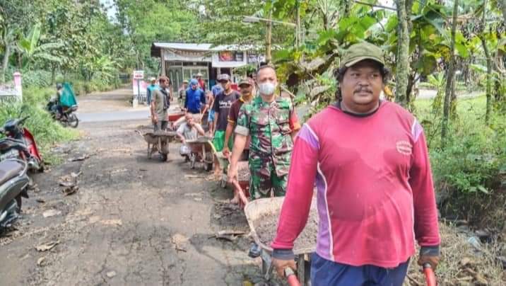 Bulan Ramadhan Tak Menjadi Penghalang, Babinsa Semangat Gotong Royong Bersama Warga