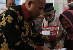 Bupati Lampung Selatan Serahkan BLT-DD