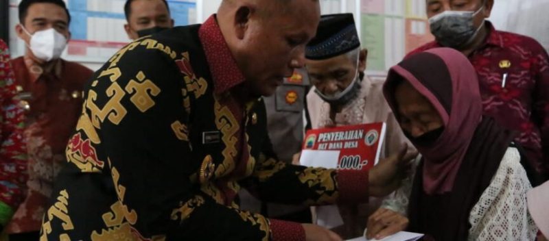 Bupati Lampung Selatan Serahkan BLT-DD