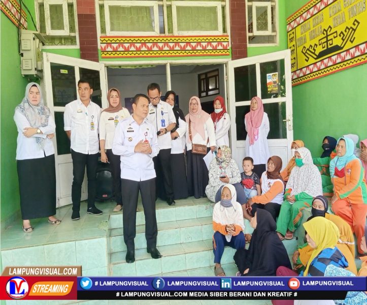 DLH Lampura Salurkan 360 Paket Sembako dari Konsorsium Donatur untuk THL