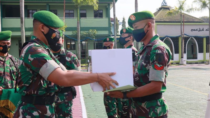 Dandim Bojonegoro Serahkan Bingkisan Lebaran Kepada Anggota