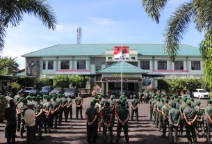 Dandim Faisol Pimpin Apel Pemberangkatan Cuti Serta Bagikan Bingkisan THR kepada Prajurit Dan PNS