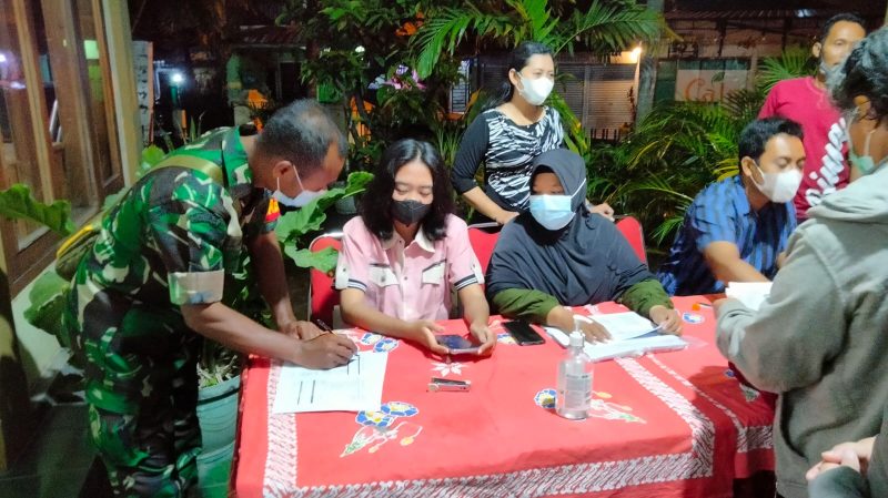 Dandim Solo Kunjungi Serbuan Vaksinasi Covid-19 malam di Pendopo Kel. Serengan Surakarta.