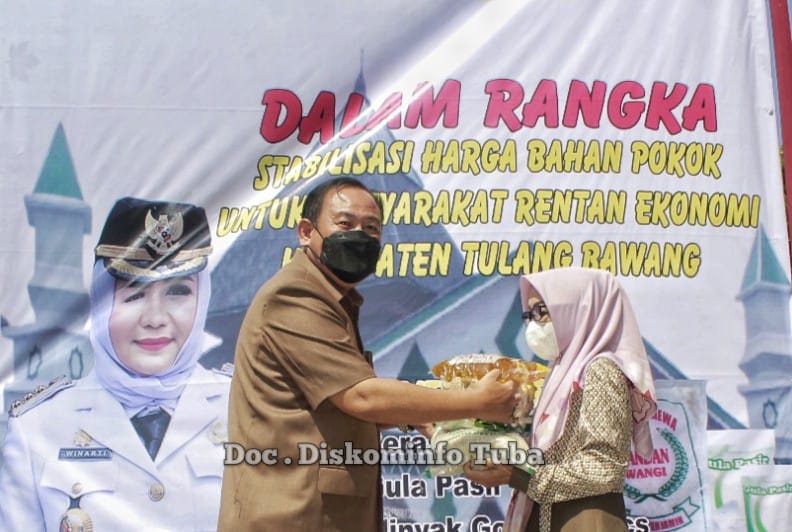Di Awal Bulan Ramadhan, Bupati Winarti Membuka Pasar Murah di Kecamatan Menggala