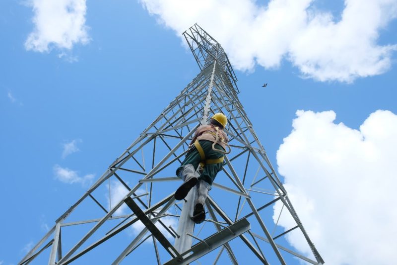 Dorong Perekonomian, PLN Bangun Tol Listrik Sepanjang 180,9 Kms di Pulau Buru