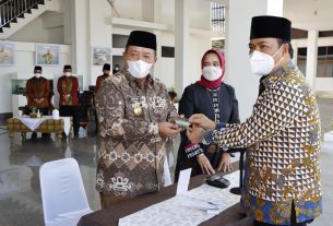 Gubernur Arinal, Menyerahkan Zakat Melalui Metode Pembayaran Digital kepada BAZNAS